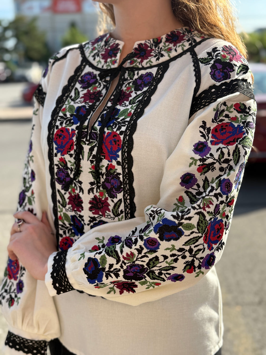 Wreath Embroidered Shirt (Women’s) (Raglan with Yoke)