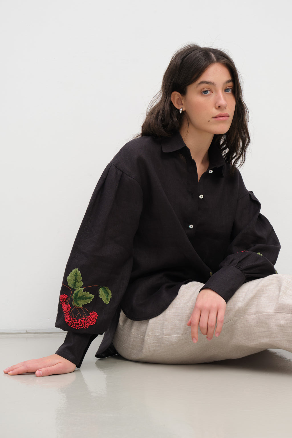 Linen Shirt with Hand-Embroidered Viburnum Black