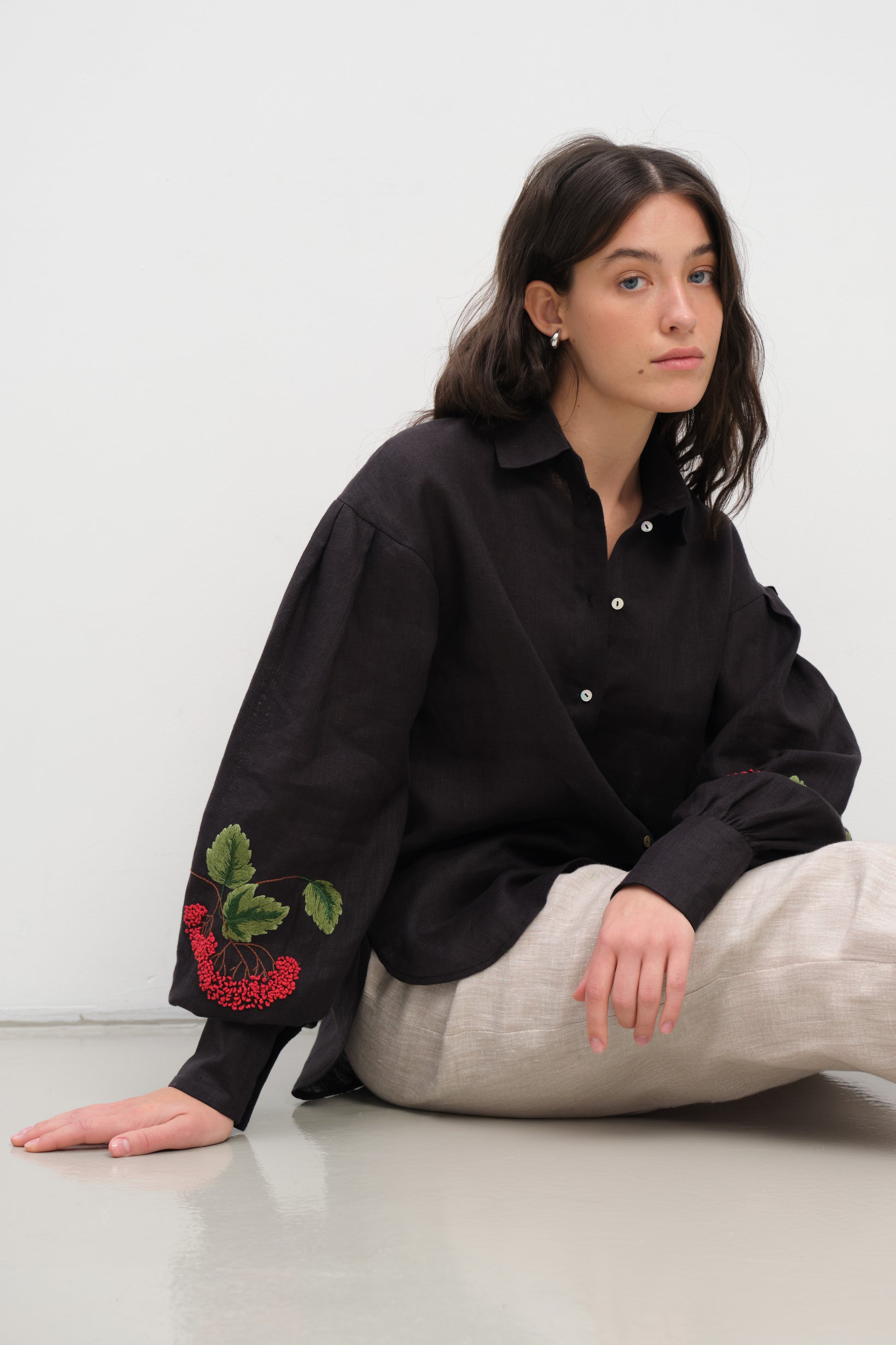 Linen Shirt with Hand-Embroidered Viburnum Black