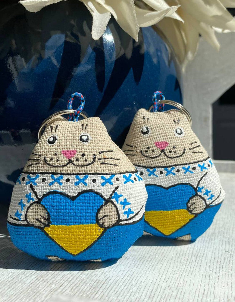 Keychain "Cat with a yellow-blue heart"