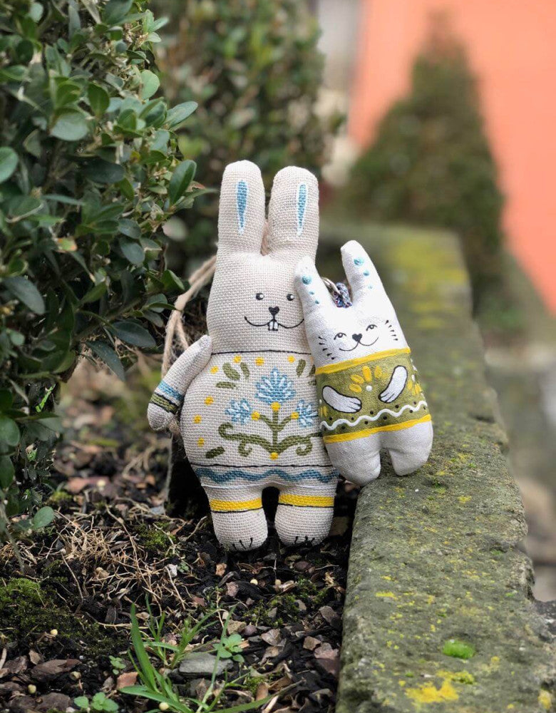 Souvenir "Hare with paws with blue flowers (vanilla)"