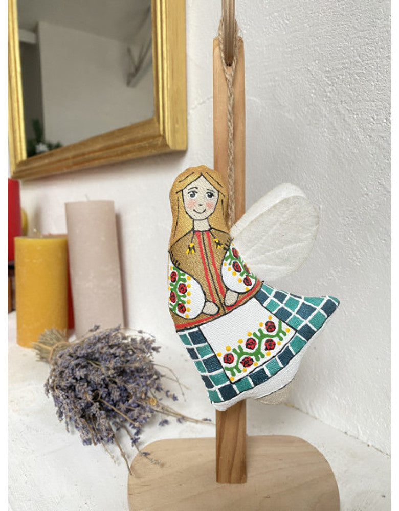 Souvenir "Angel in embroidered shirt (vanilla)"