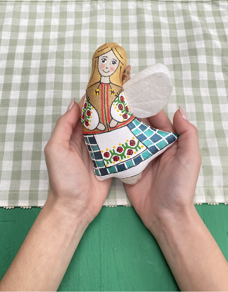 Souvenir "Angel in embroidered shirt (vanilla)"