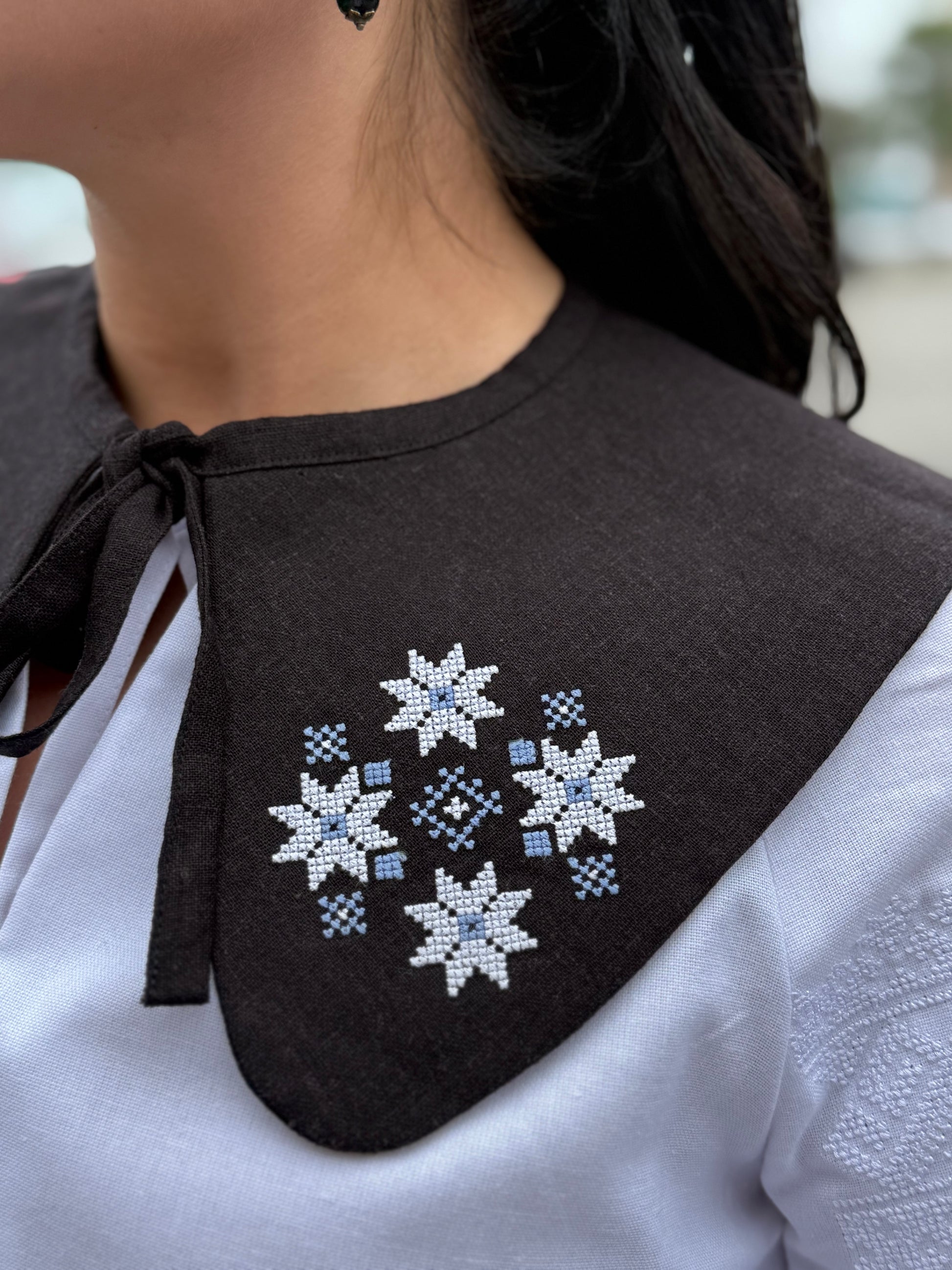 Women’s Linen Collar with Geometric Ornament