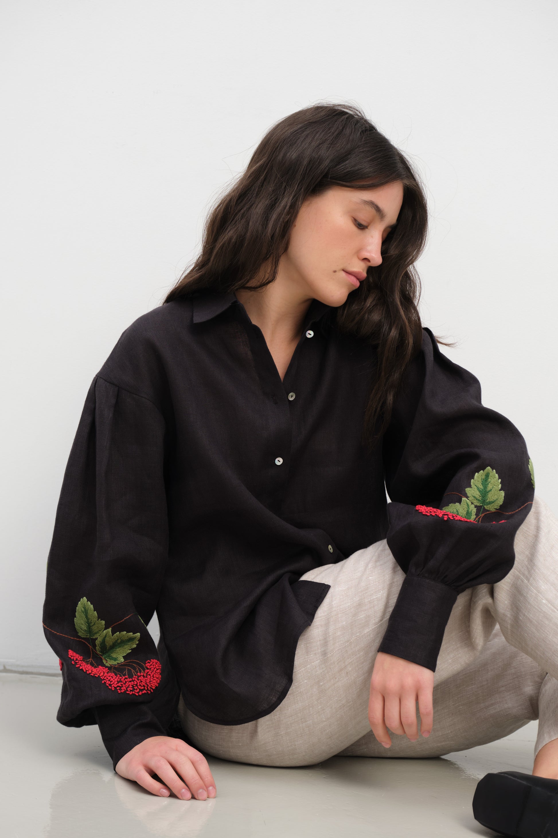 Linen Shirt with Hand-Embroidered Viburnum Black