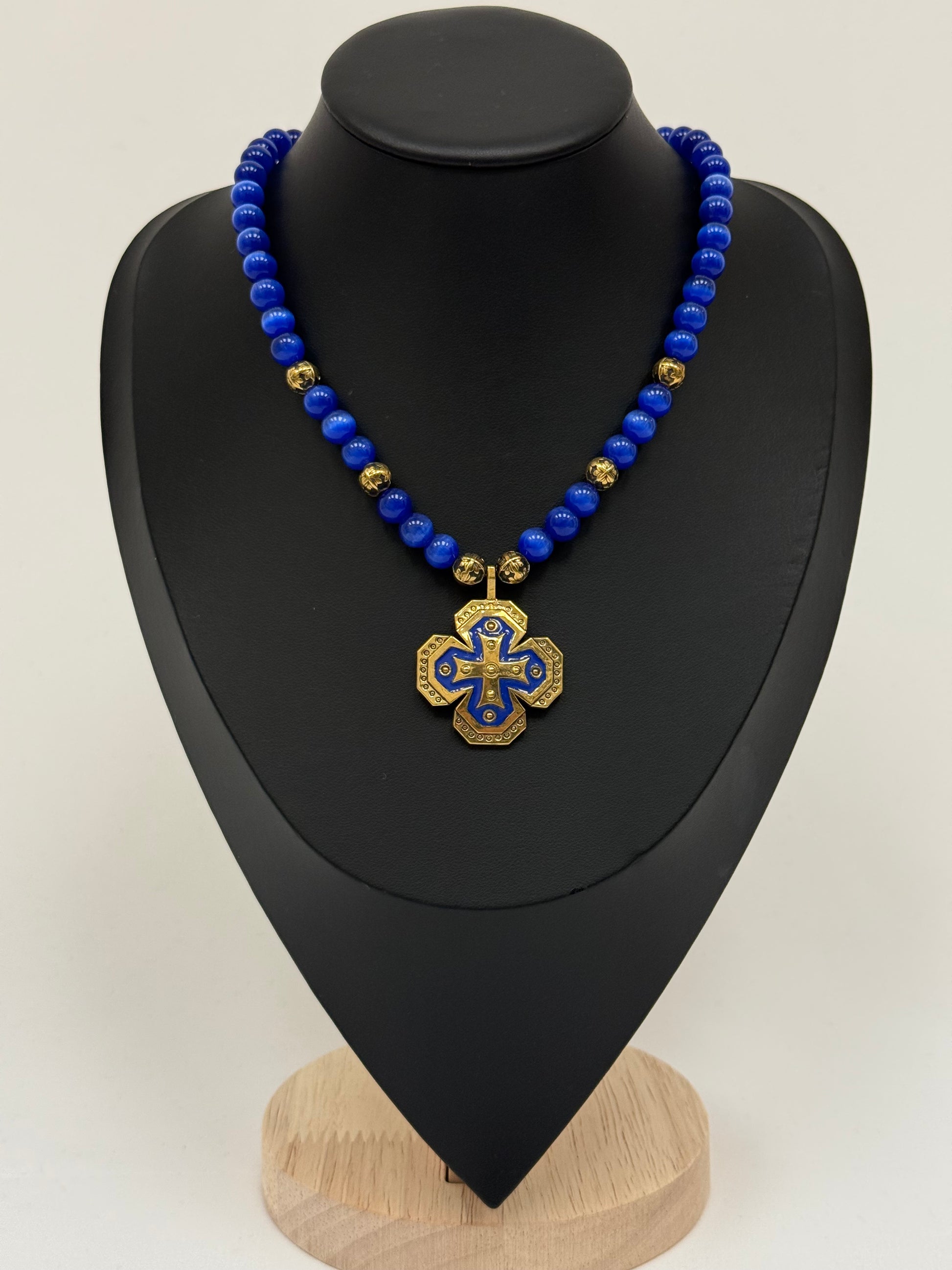 Single-Strand Necklace – Kyanite with Brass Beads and Pendant