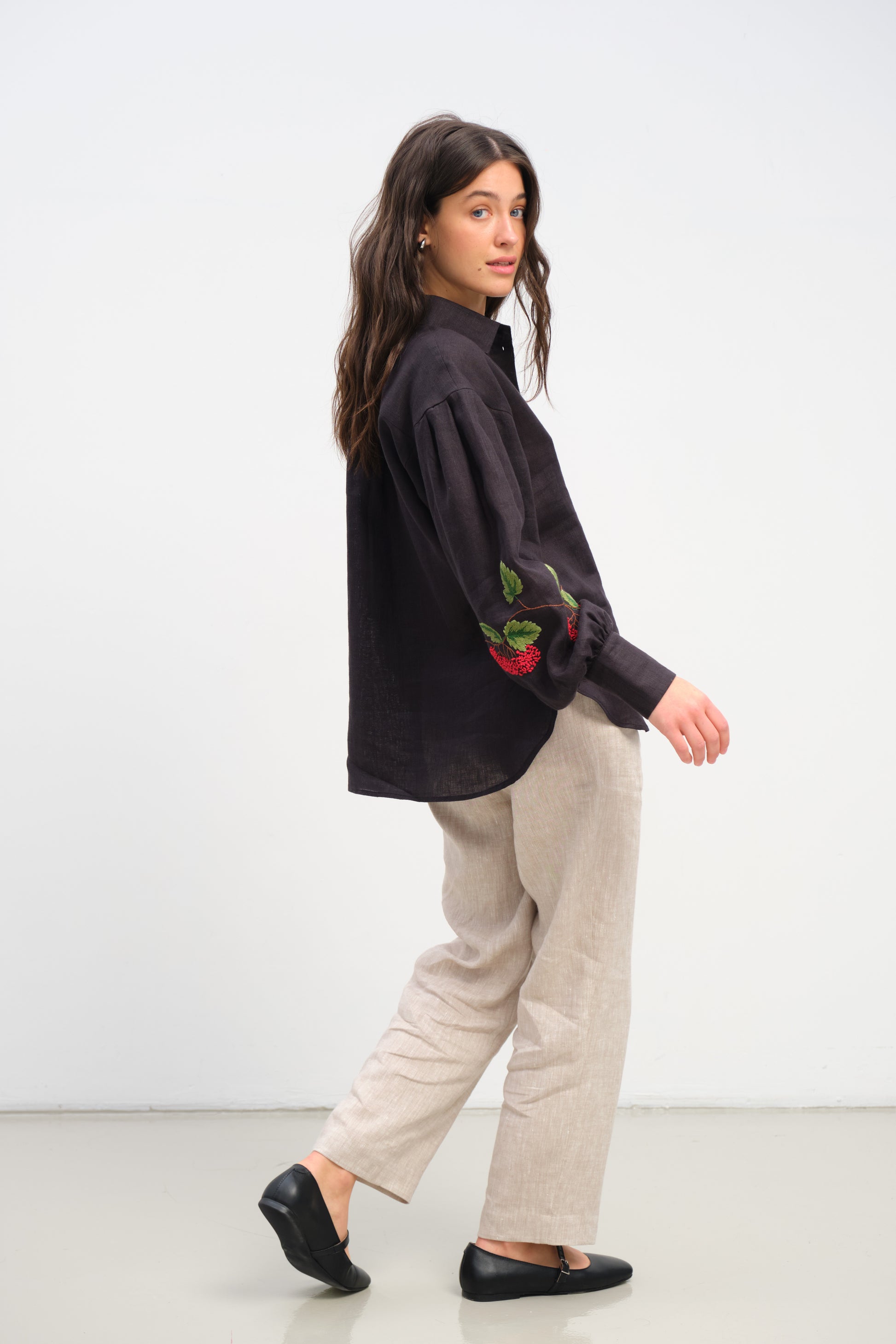 Linen Shirt with Hand-Embroidered Viburnum Black