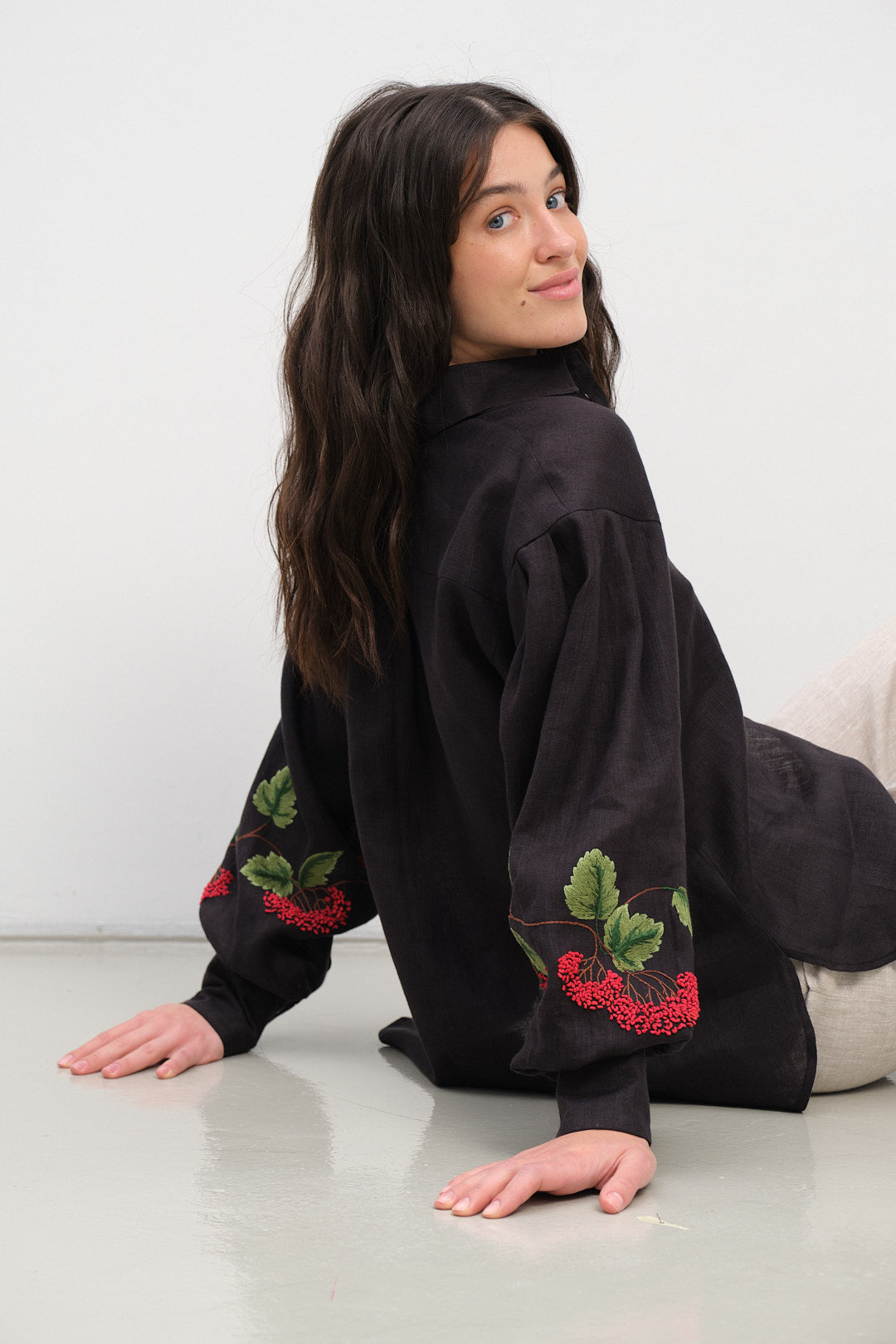 Linen Shirt with Hand-Embroidered Viburnum Black