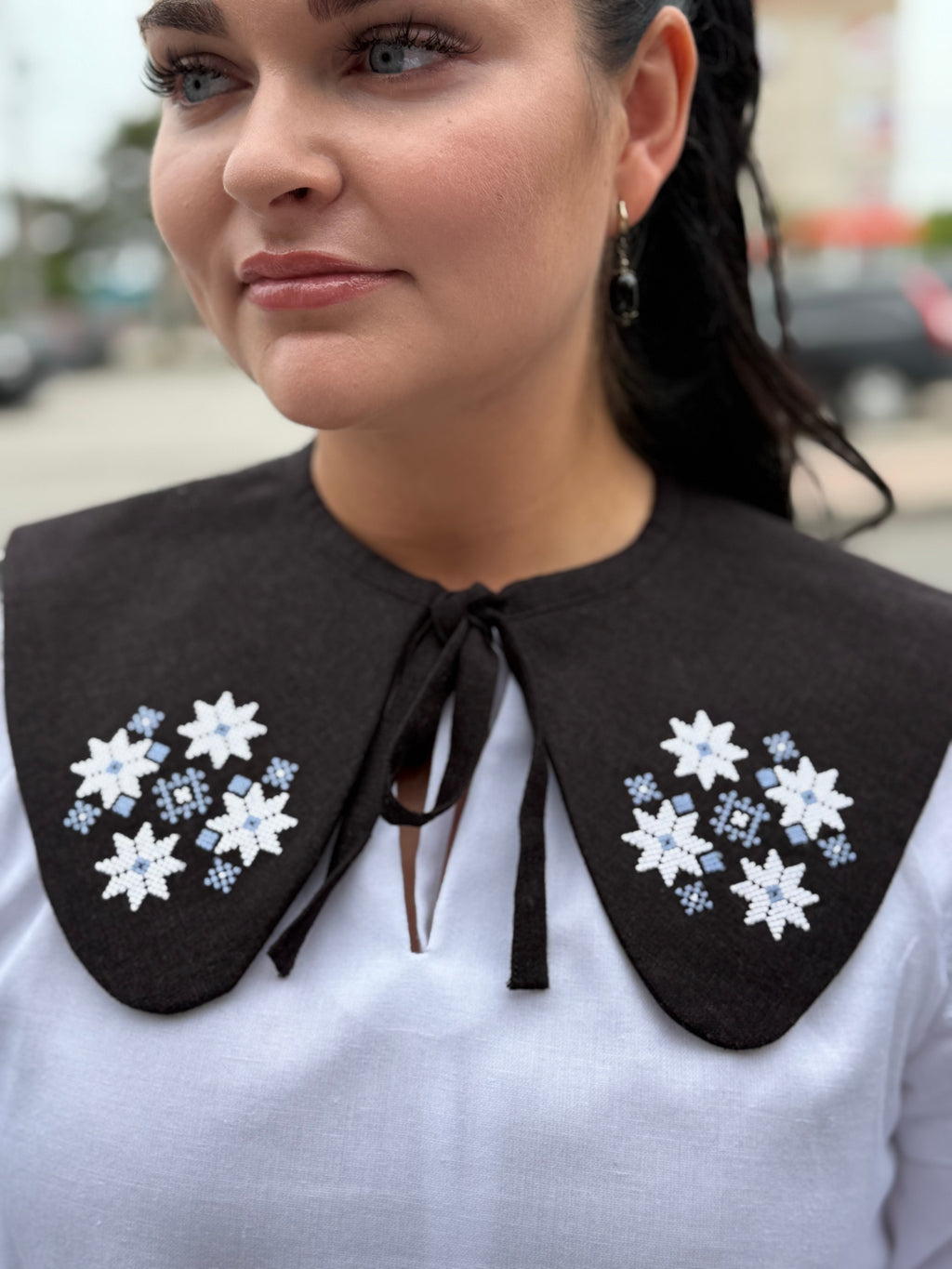 Women’s Linen Collar with Geometric Ornament
