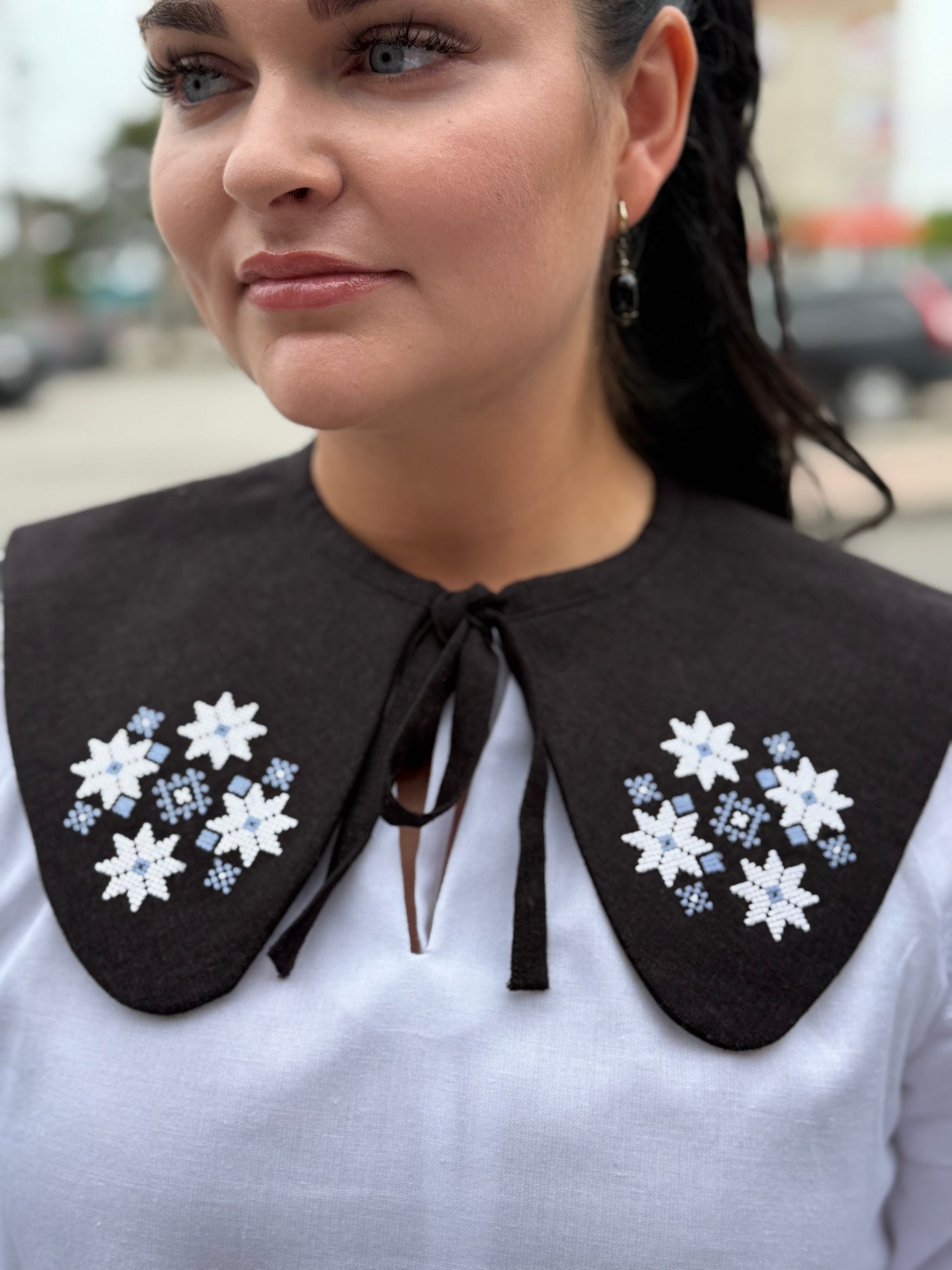 Women’s Linen Collar with Geometric Ornament