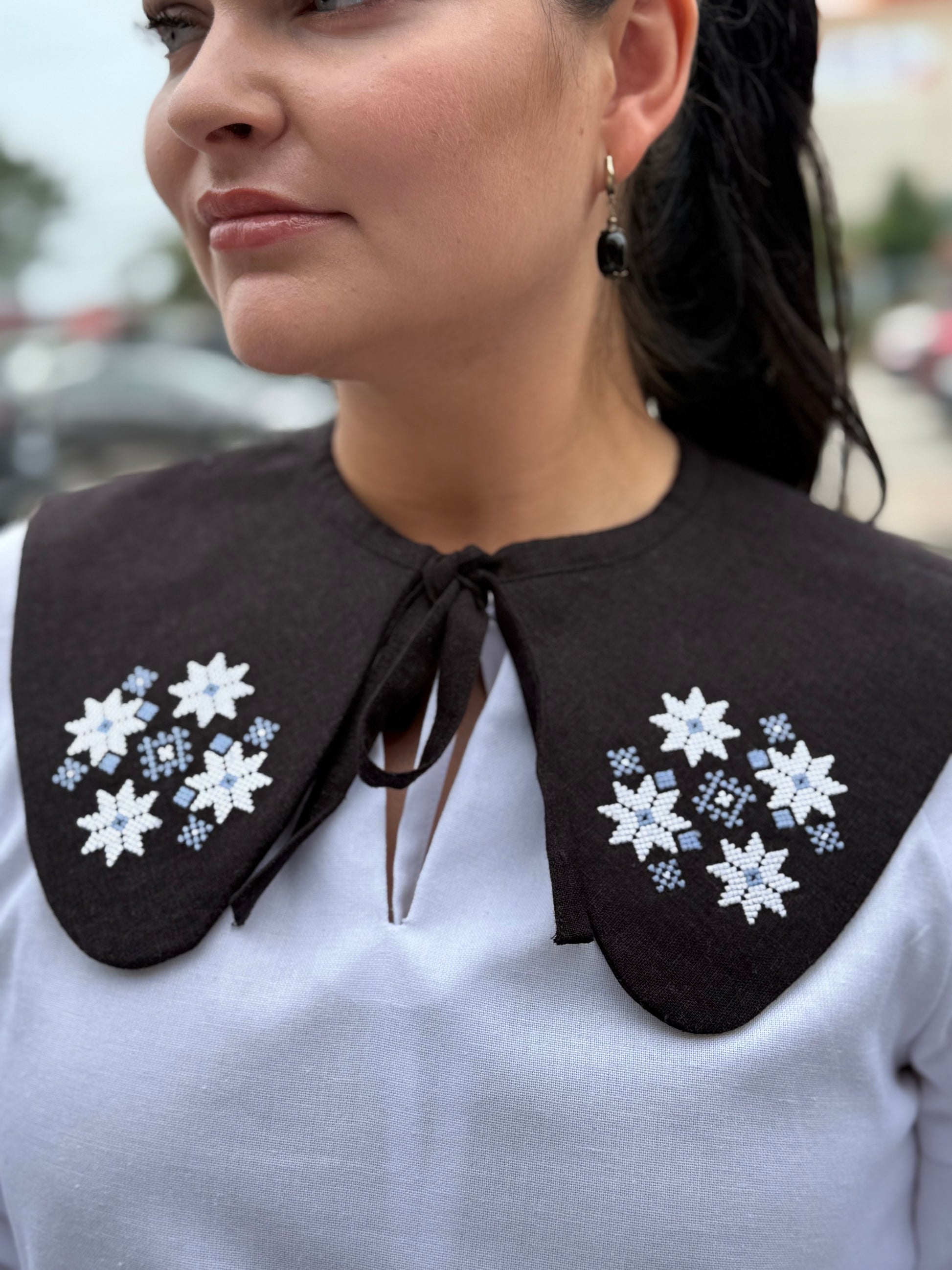 Women’s Linen Collar with Geometric Ornament