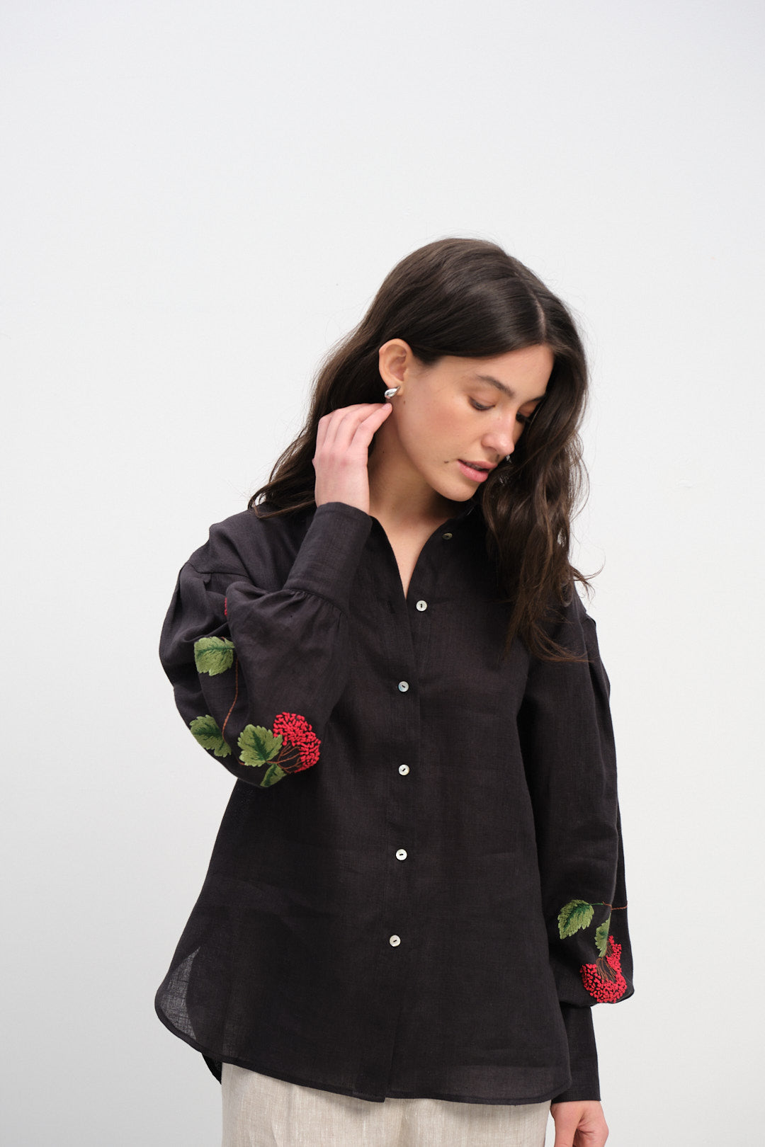 Linen Shirt with Hand-Embroidered Viburnum Black
