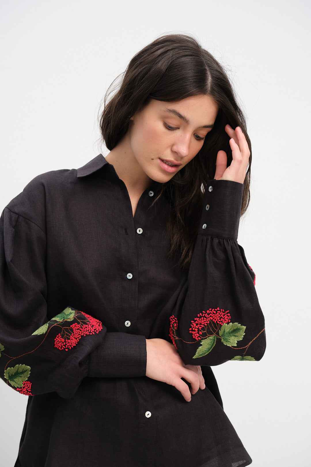 Linen Shirt with Hand-Embroidered Viburnum Black