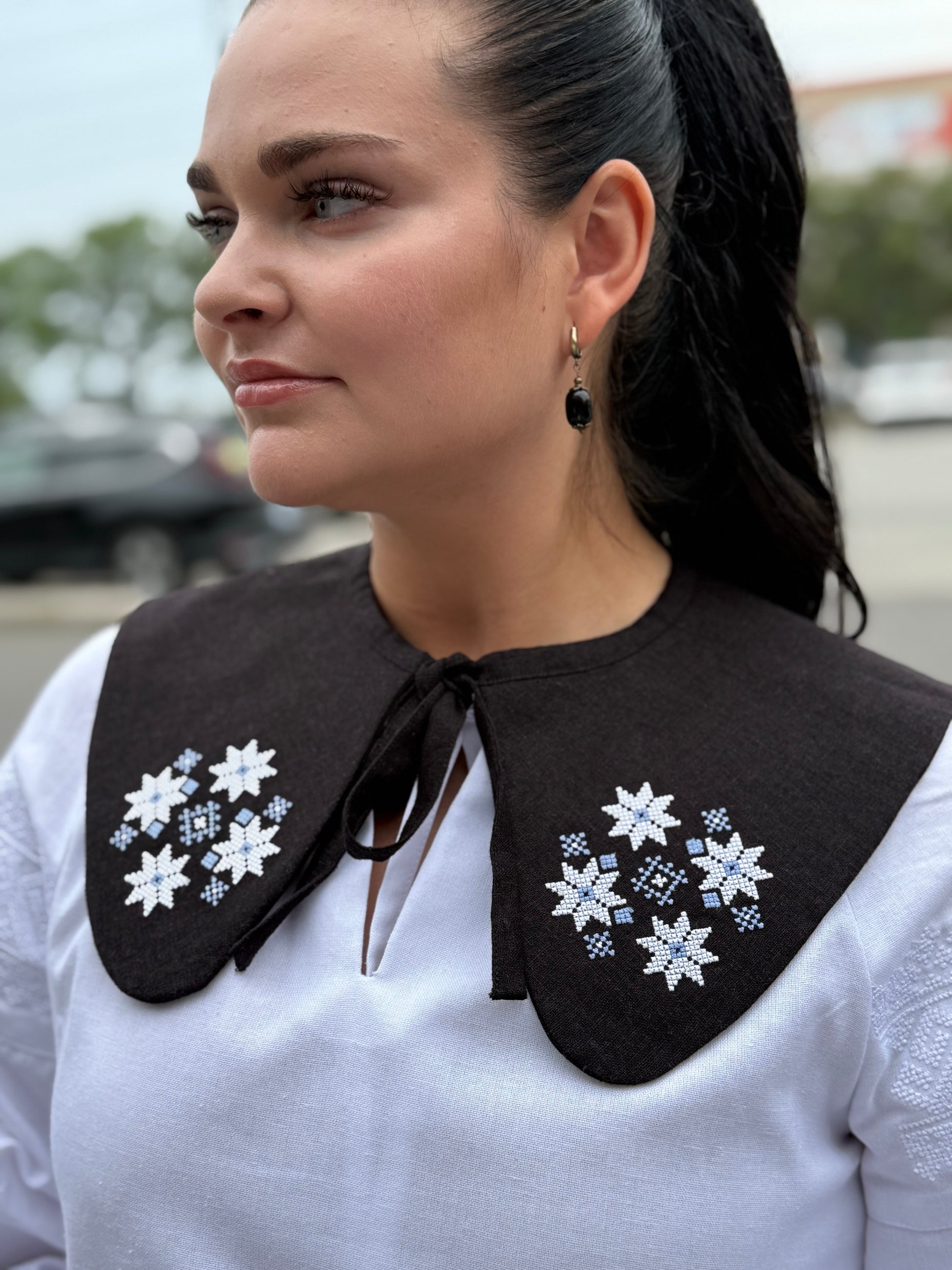 Women’s Linen Collar with Geometric Ornament