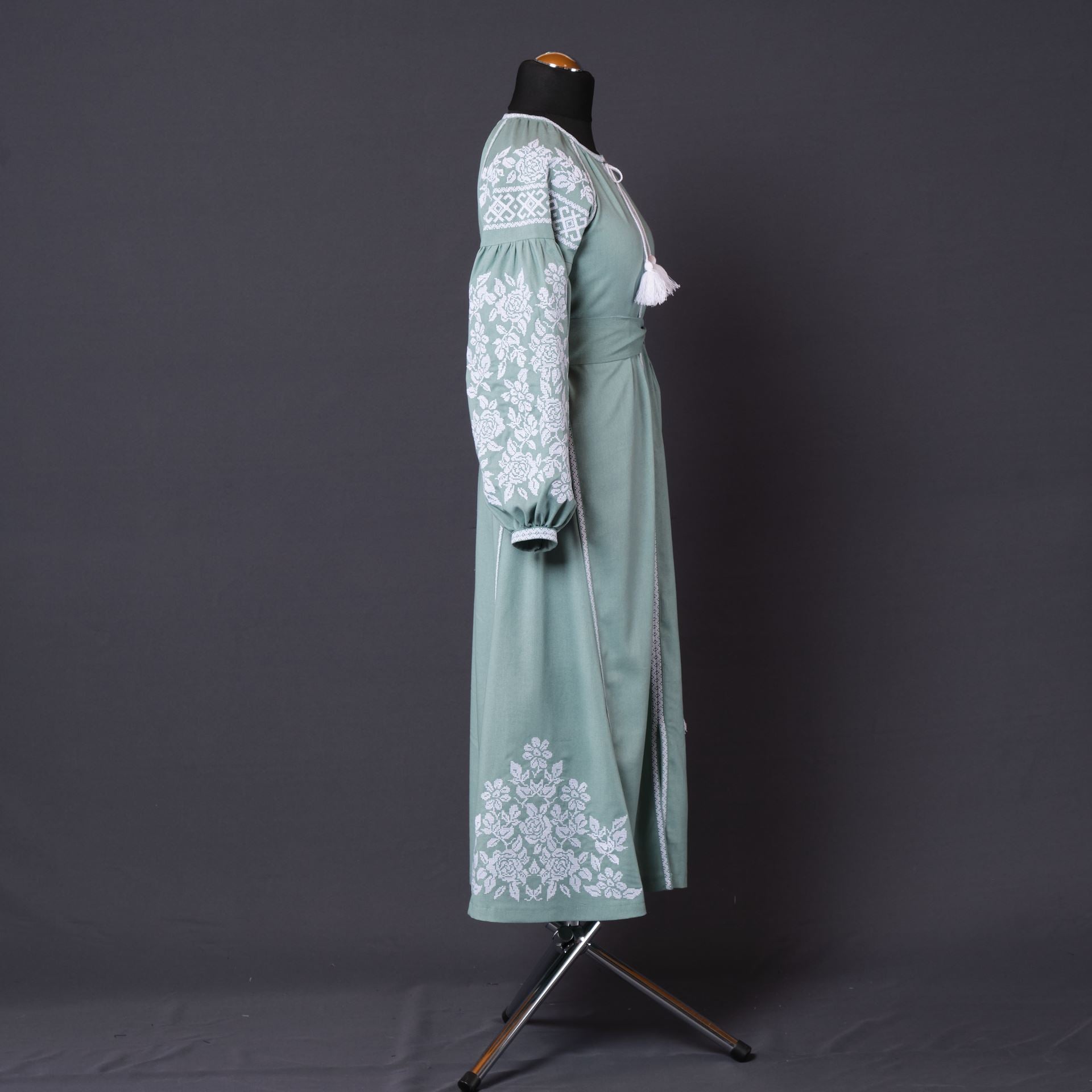 Embroidered dress "Nefritova" (jade)