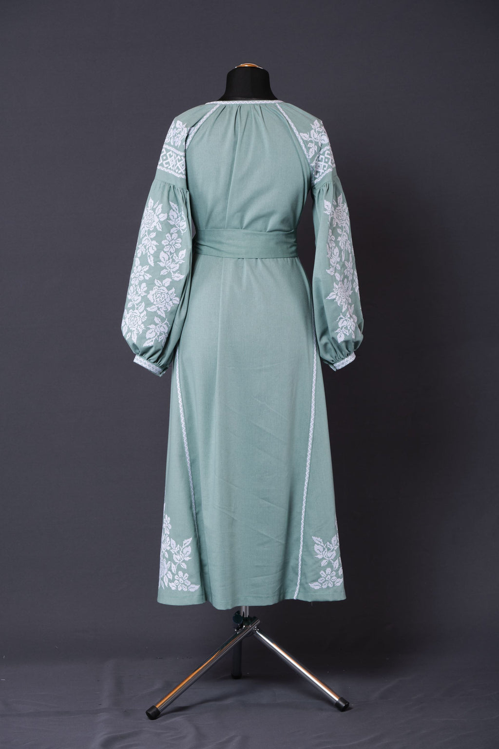 Embroidered dress "Nefritova" (jade)
