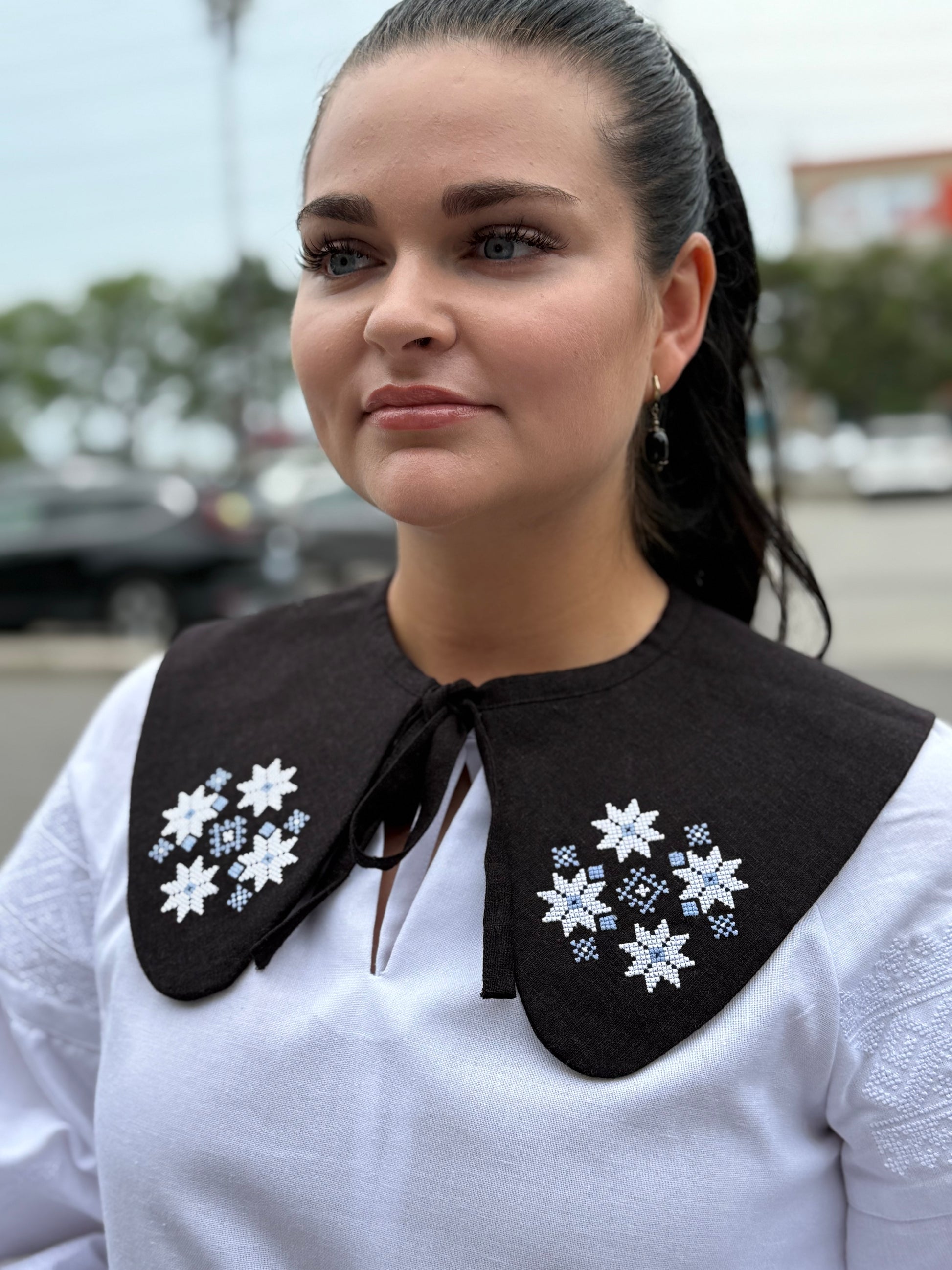 Women’s Linen Collar with Geometric Ornament