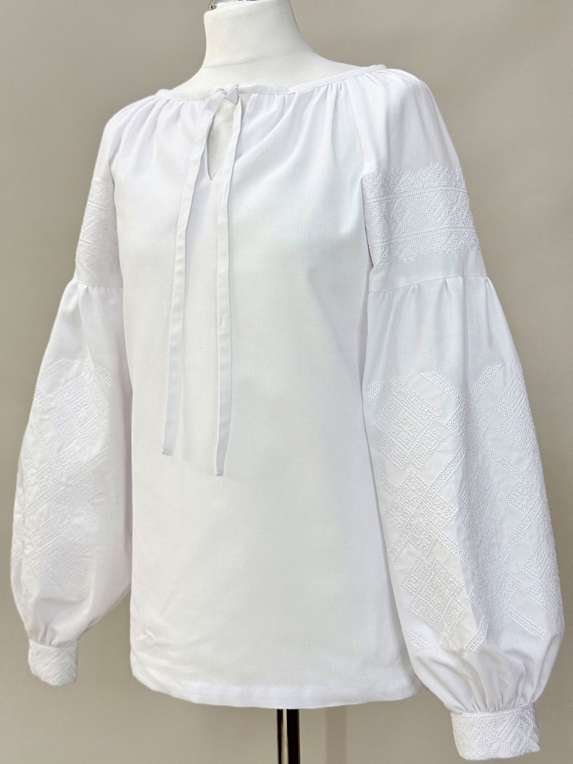 Embroidered blouse "Character" (white)