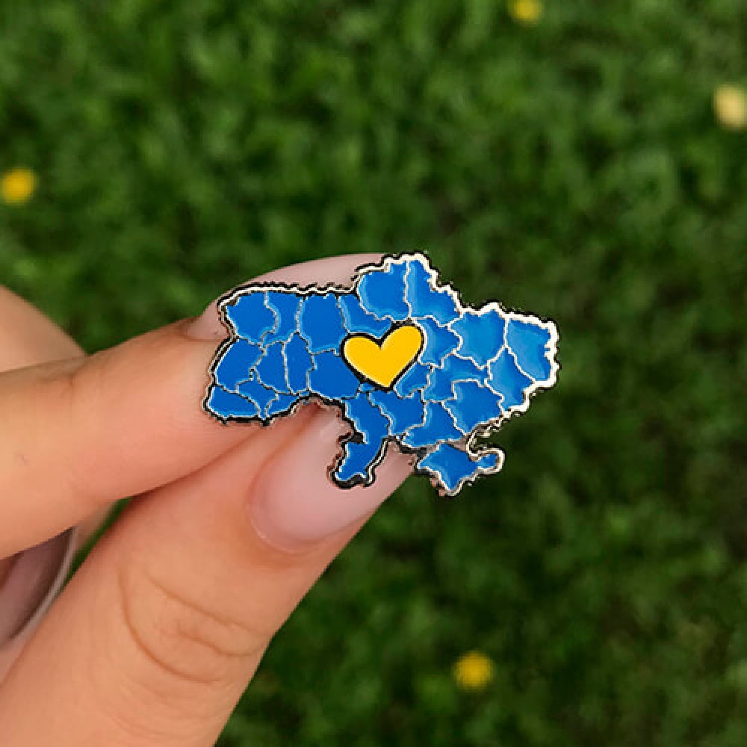 Badge "Ukraine, yellow heart"