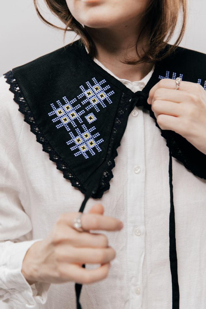 Women’s Linen Collar with Geometric Ornament