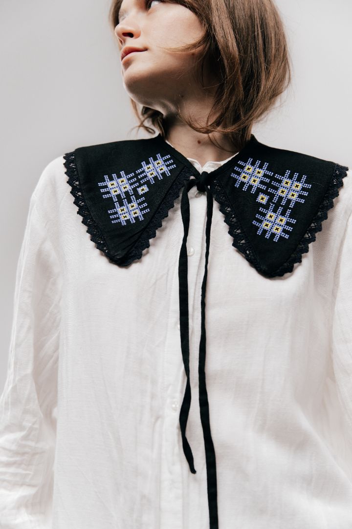 Women’s Linen Collar with Geometric Ornament