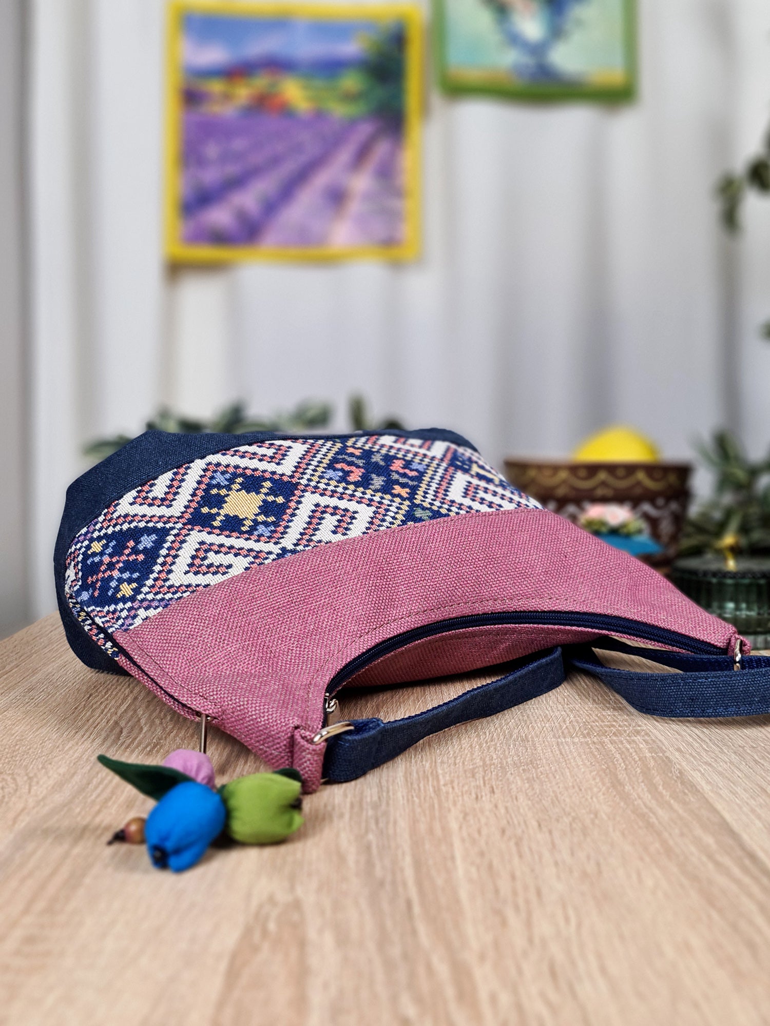 Tapestry bag "3 stripes" with an ornament